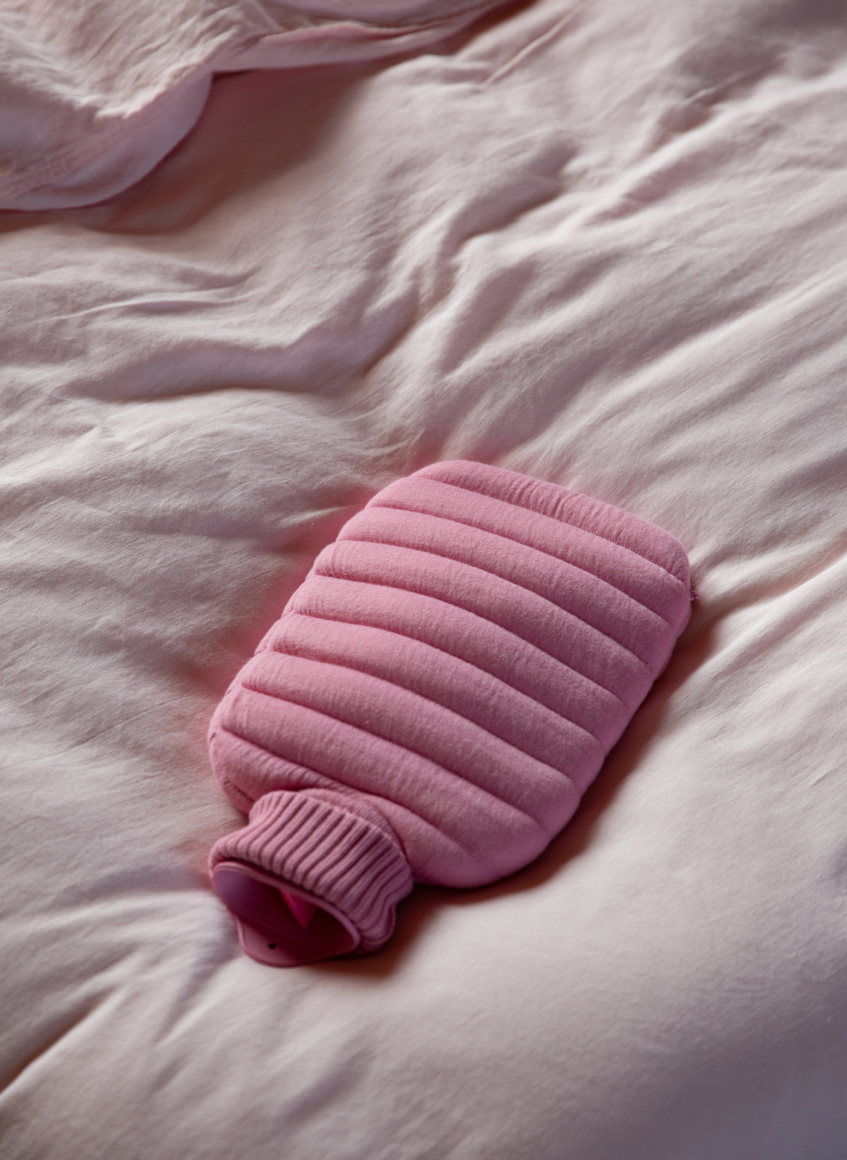 Suite702 Puffy Wärmflasche Rosa mit kuscheligem Bio-Baumwollbezug, 2 Liter