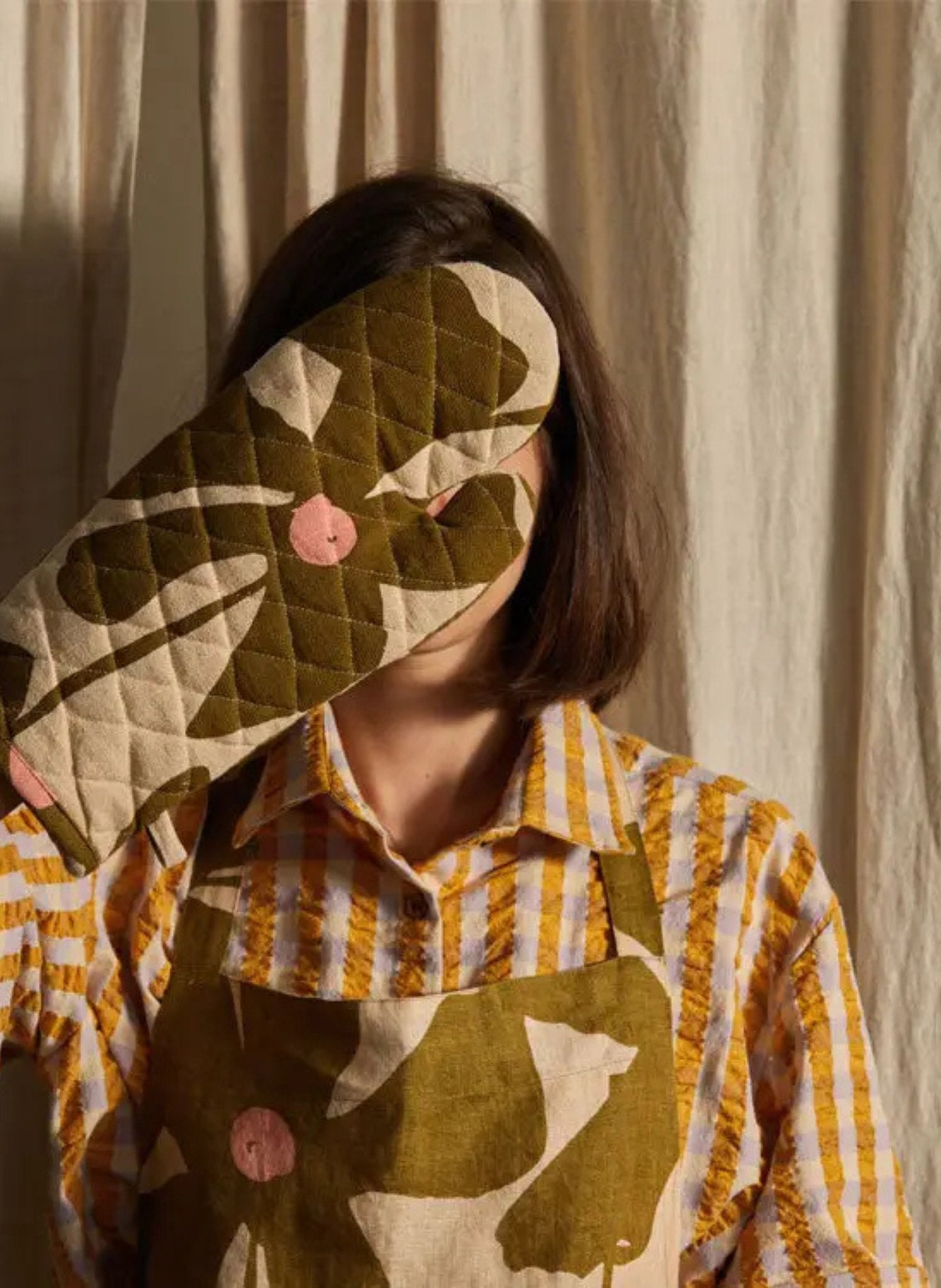 Mosey Me Schürze mit olivfarbenem Mohn - hei - kju