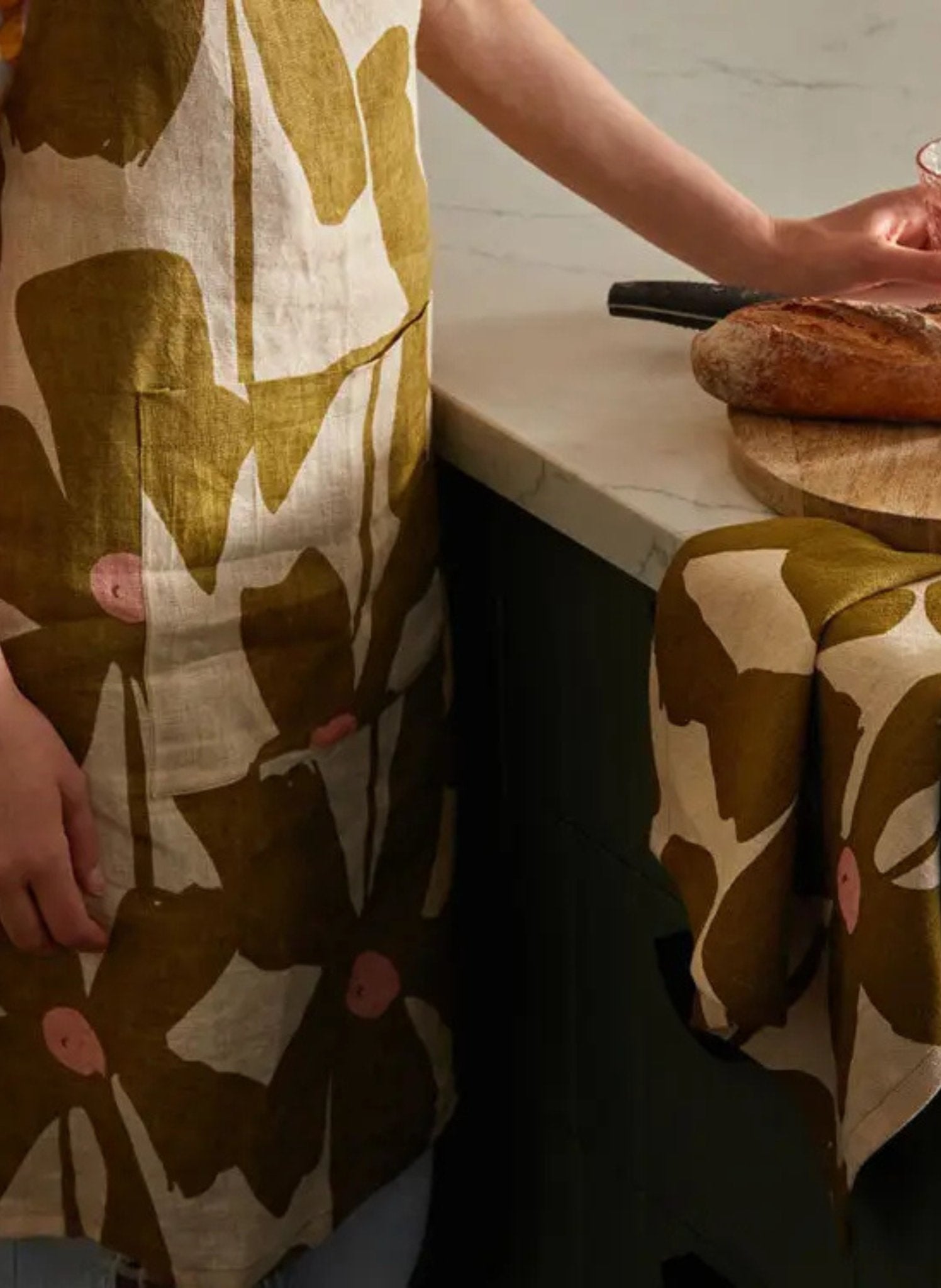 Mosey Me Schürze mit olivfarbenem Mohn - hei - kju