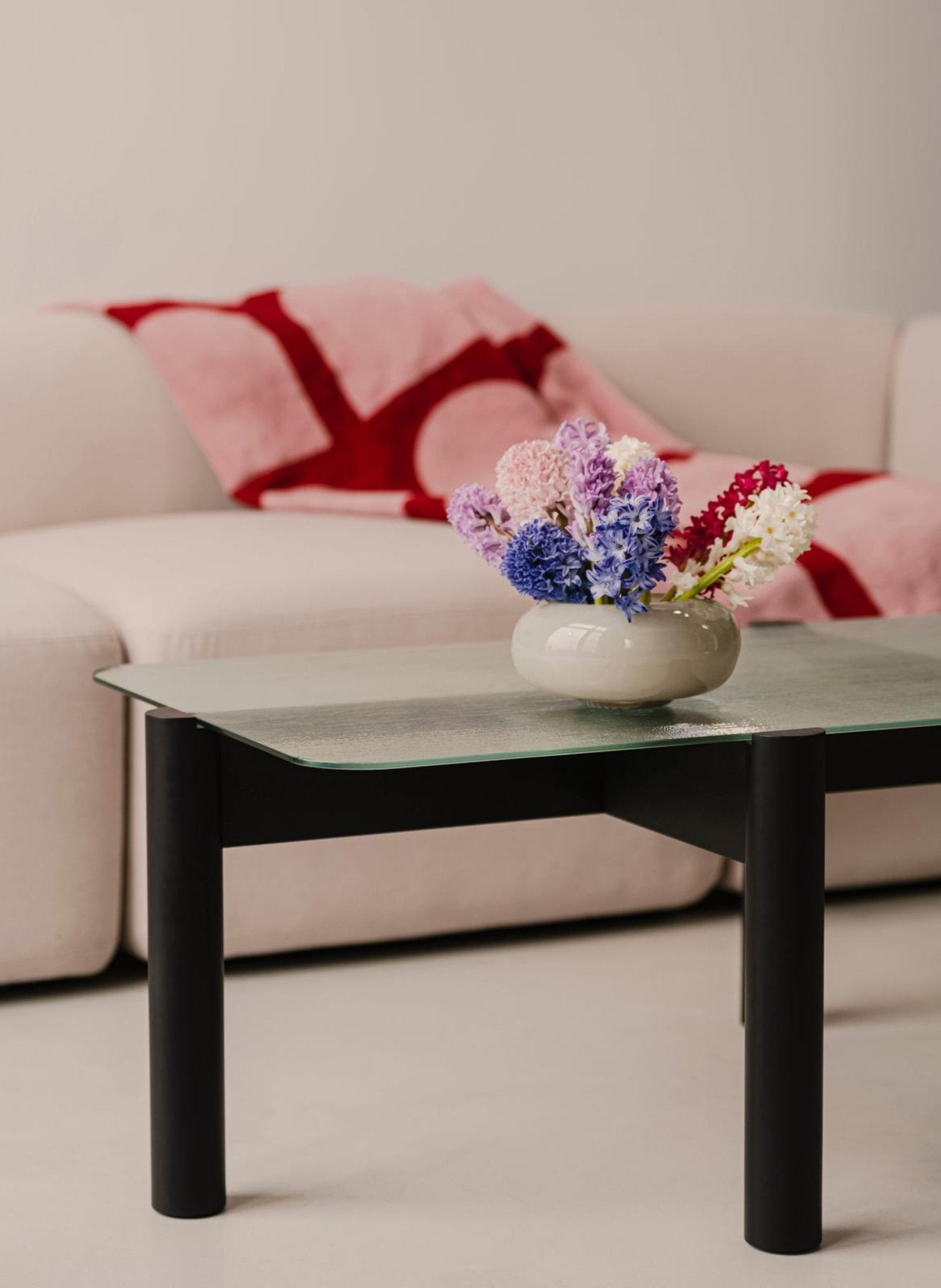 Noo.ma Couchtisch Job aus Buchenholz mit Glasplatte - hei - kju