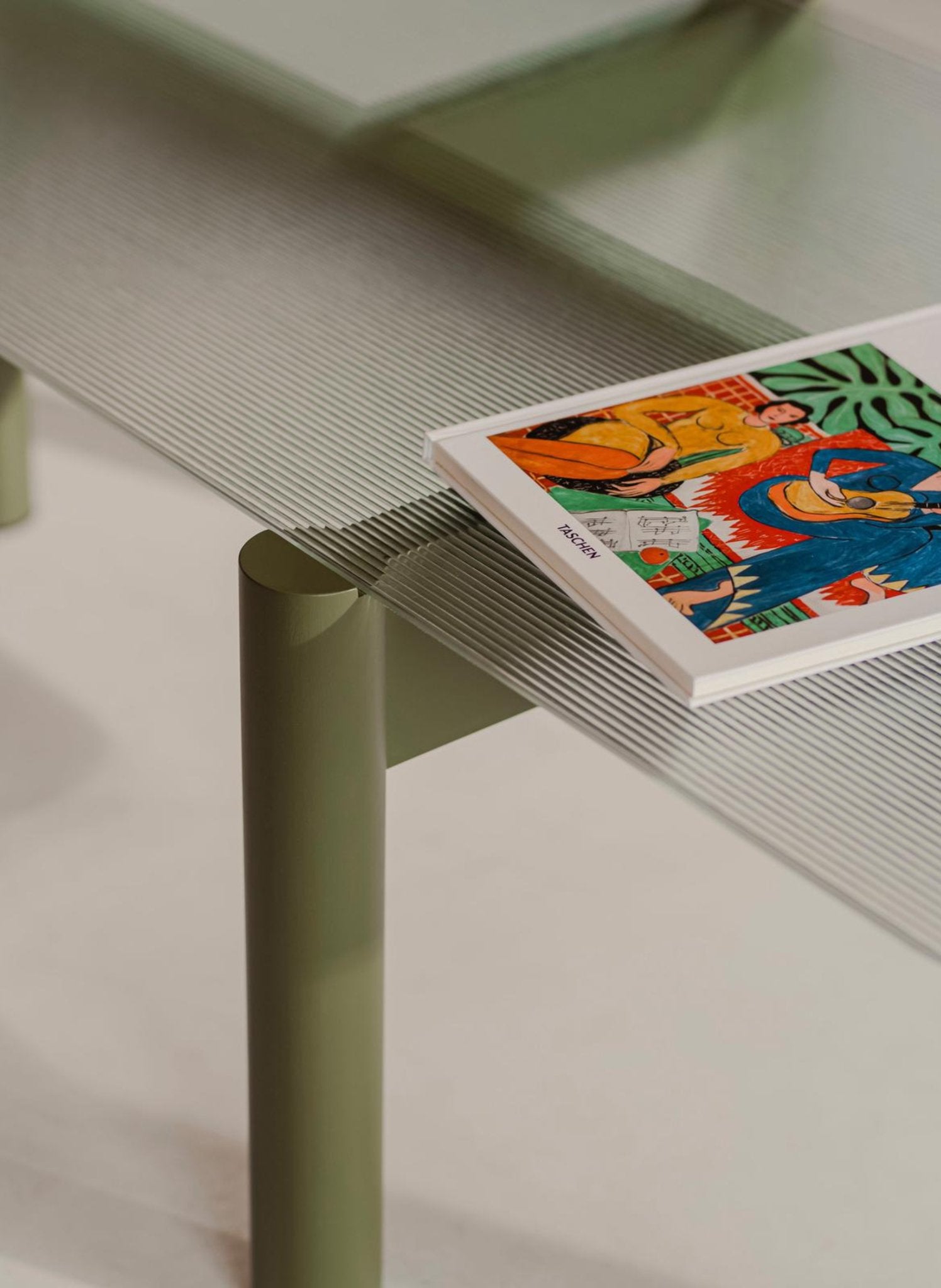 Noo.ma Couchtisch Job aus Buchenholz mit Glasplatte - hei - kju