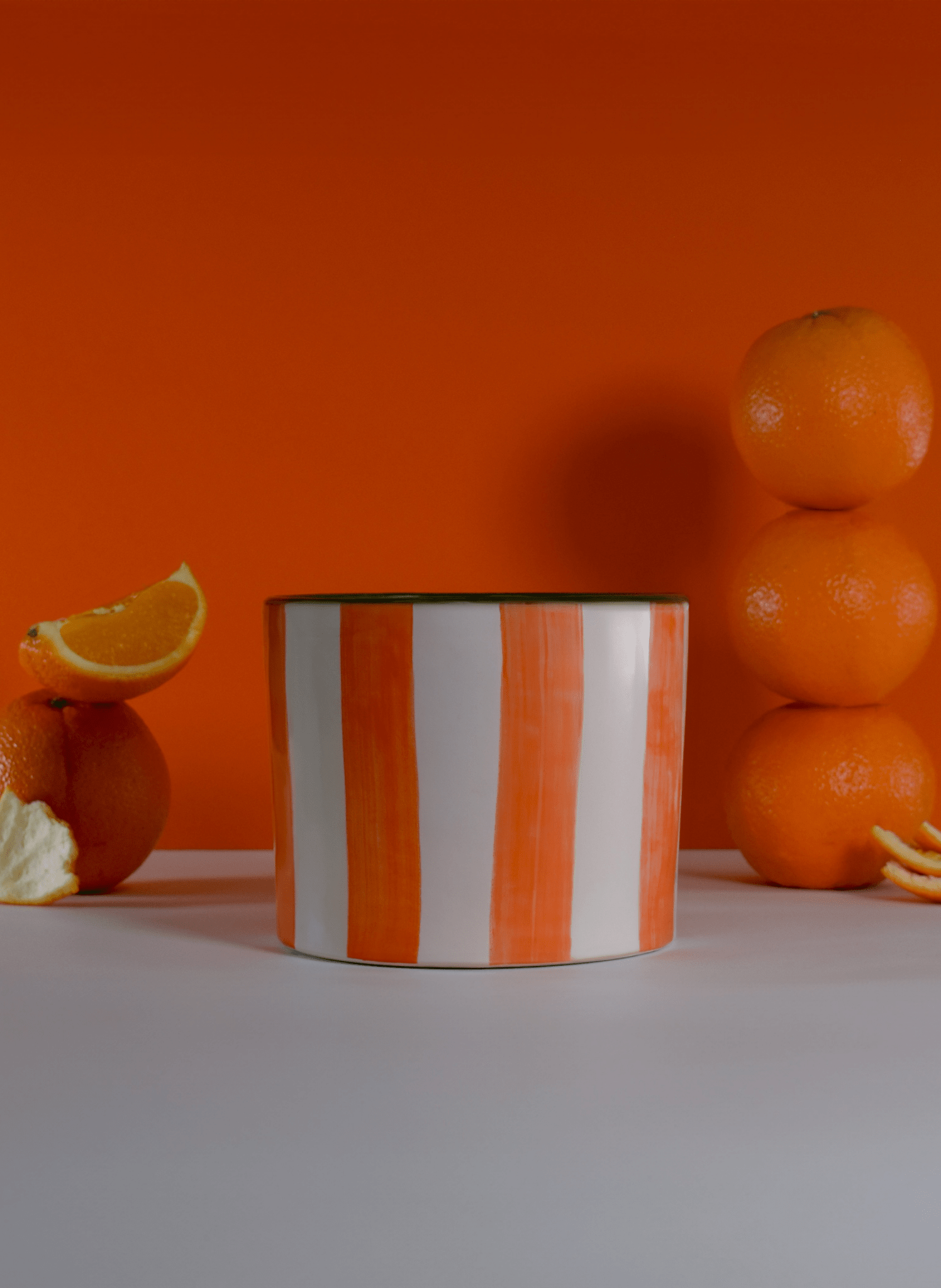 THE OLPHACTORY Duftkerze Jardin des Orangers – Orange gestreift im Keramikgefäß - hei - kju