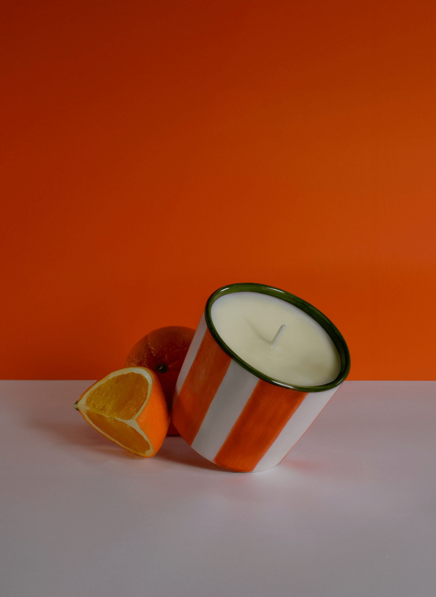 THE OLPHACTORY Duftkerze Jardin des Orangers – Orange gestreift im Keramikgefäß - hei - kju